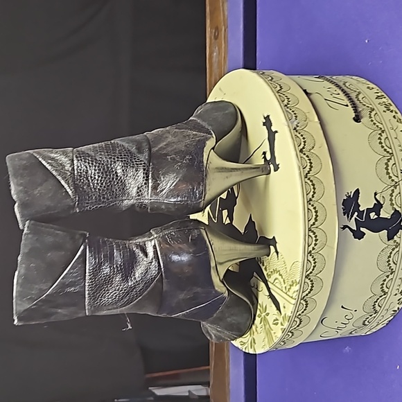 Patched leather ankle boots - Picture 2 of 2